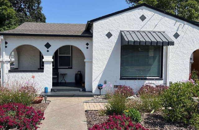 Charming bungalow: near downtown, bonus breakfast room, gardens, & patio