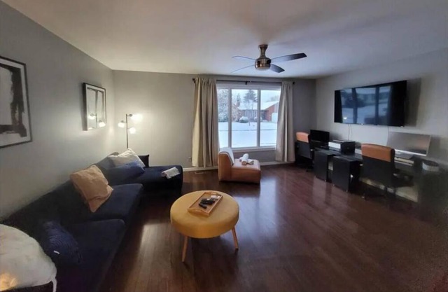 Charming Bungalow near Yellowhead Trail - Your Cozy Home in Edmonton!