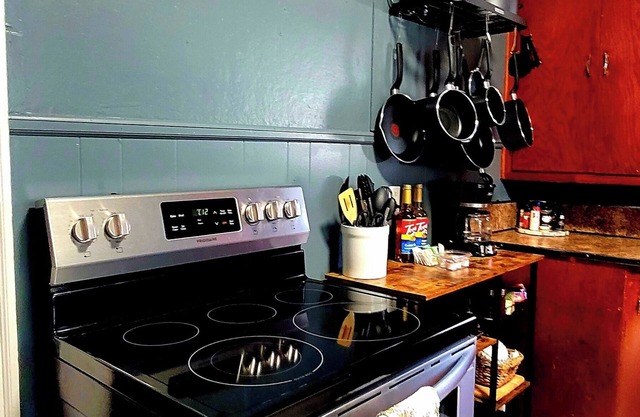 Charming Bungalow on a Budget - Dog Friendly, Family Friendly, Central Location