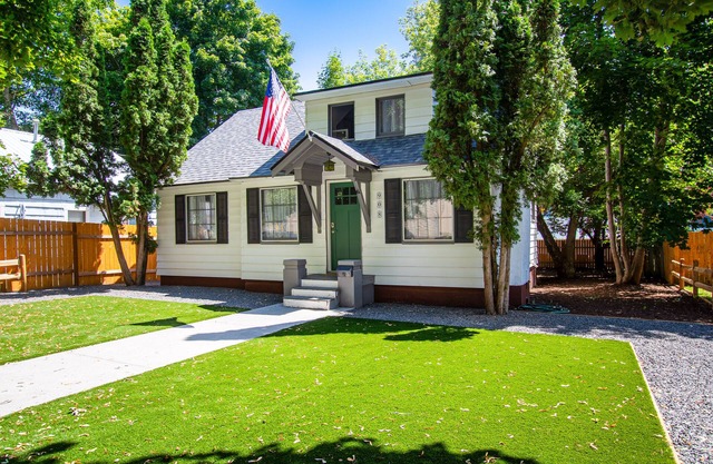 Charming bungalow near downtown with WiFi & AC - walk everywhere