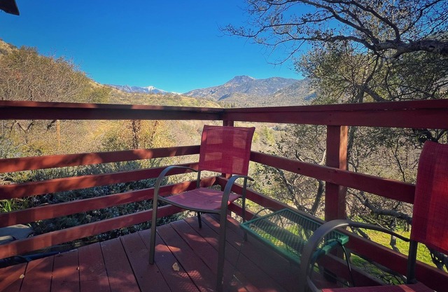 Charming bungalow with an Amazing view of Sequoia National Park in Three Rivers.