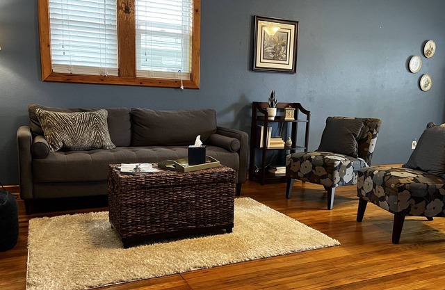 Charming Bungalow- Walking distance from downtown