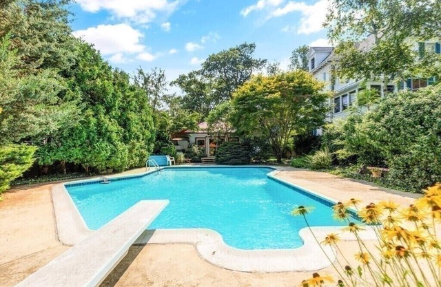 Charming bungalow with pool! Walk to Front Beach and shops! Sep-Oct Availability