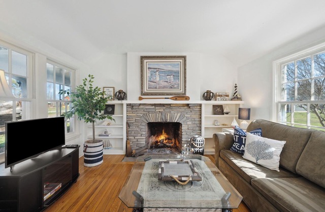 Charming Bunk Cottage on Beautiful Bay Beach!