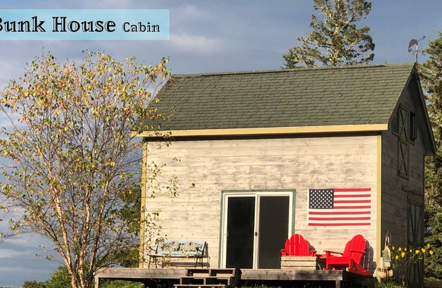 Charming Bunk-House Cabin at Rossport by the Sea