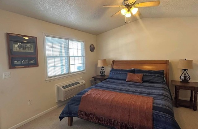 Charming Bunk House Suite in Eminence with AC/Heat, Kitchenette & full bath
