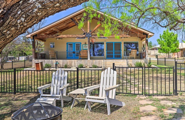 Charming Burnet Cottage w/ Lake View + Porch!