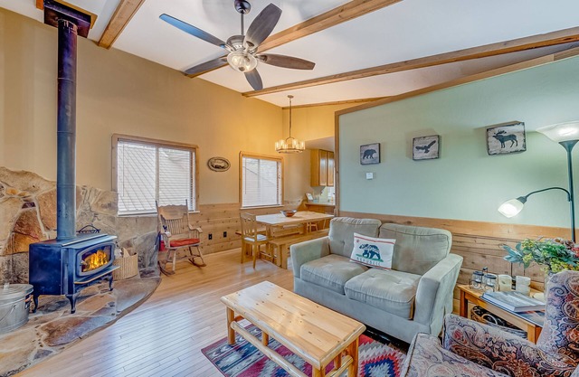 Charming cabin a mile from Heavenly's Boulder Lodge