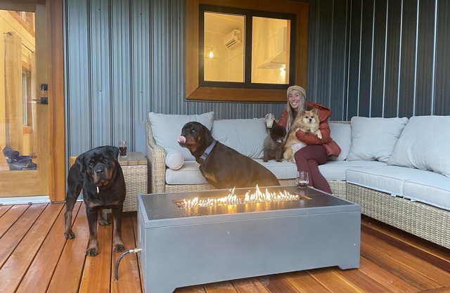 "Charming Cabin's Retreat: Pet-Friendly Haven with Sauna, Close to Stores, Lakes