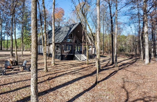 Charming cabin, Float On Inn, on the banks of the beautiful Cossatot River.