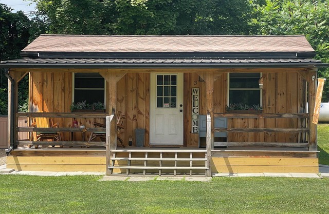 Charming cabin for 2 near Corning-Watkins Glen NY, quiet, great location.