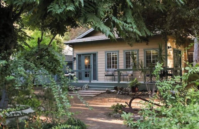 Charming cabin getaway in tranquil Silverado Canyon in the Santa Ana Mountains