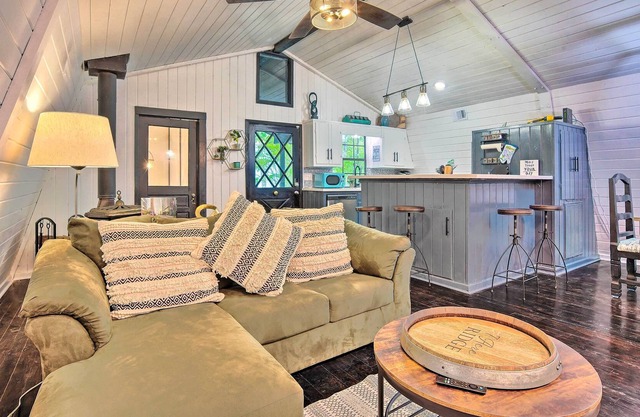 Charming Cabin Getaway: Fish, Boat + More!