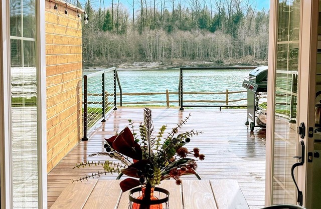 Charming Cabin Getaway w/Hot Tub & River Mt. Views