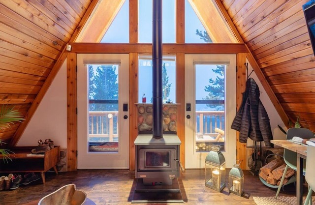 Charming Cabin Home W/ Mountain View, Spa & Sauna