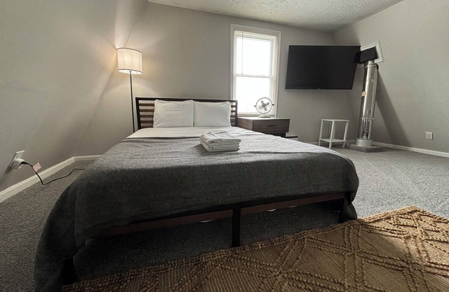 Charming Cabin in Crystal Rock Sleeps 10 w/ hot tub and terrace balcony!