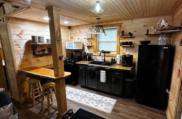Charming cabin in delightful Montague with WiFi, AC, and parking