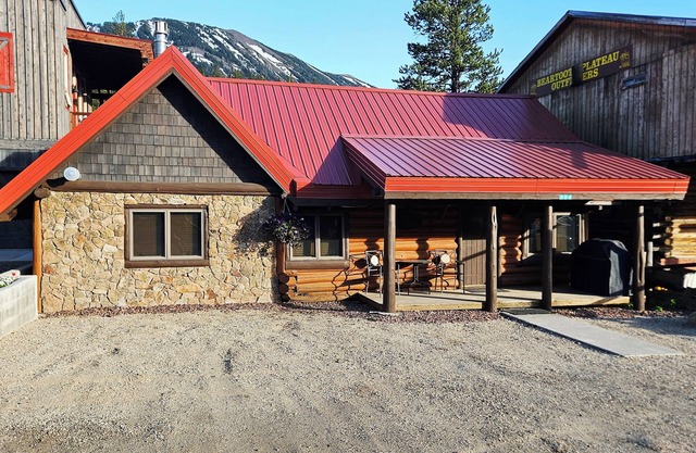 Charming cabin in the heart of Downtown Cooke City Montana