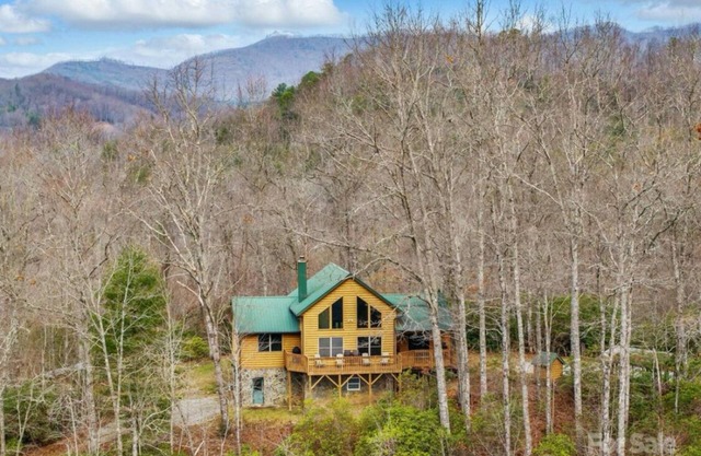 Charming cabin in beautiful Lake Toxaway land of the waterfalls & trails!
