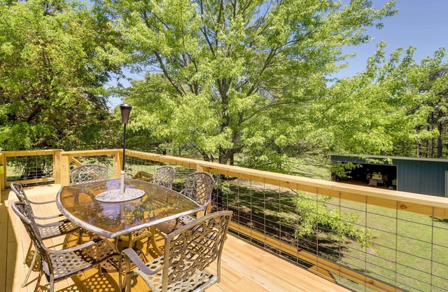 NEW! Charming Cabin in Mountain View w/ Deck!