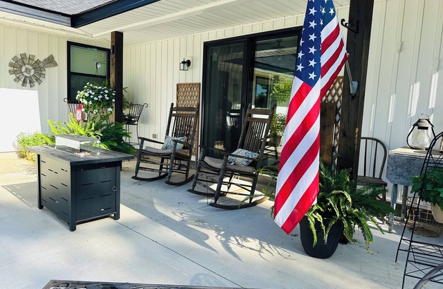 Charming cabin in wonderful Greenwood AR Located close to Wedding Venue The Loft