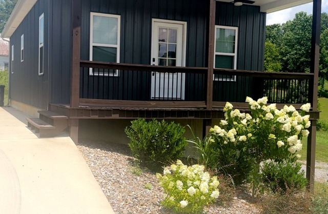 Charming Cabin located within miles of Dale Hollow Lake State Park-Cabin#1