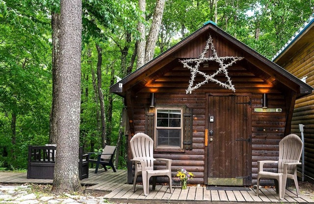 Charming cabin located one minute from the base of Sugarbush Resort