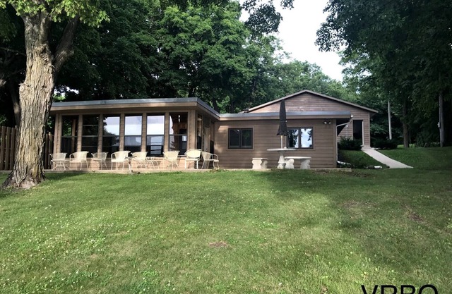 Charming Cabin on Crystal-Clear Lake Latoka!