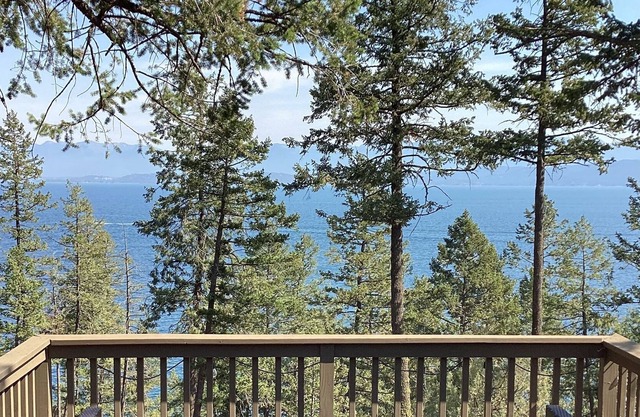 Charming Cabin Overlooking Beautiful Flathead Lake