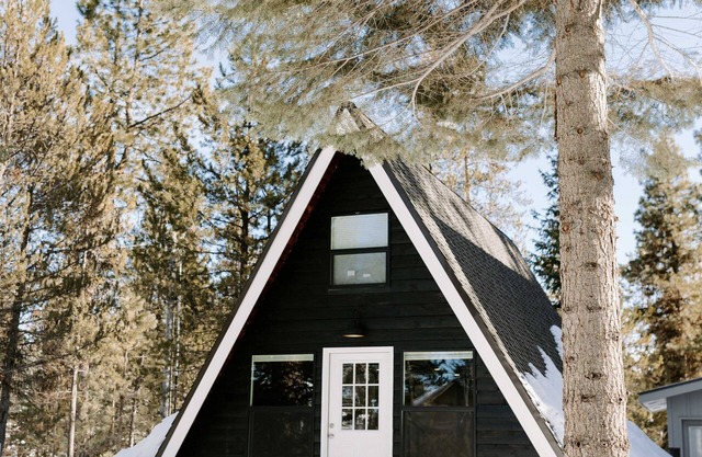 Charming cabin tucked near Cascade Lake