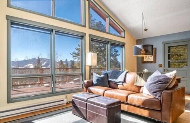 Charming Cabin with Mountain Views in Peaceful Location