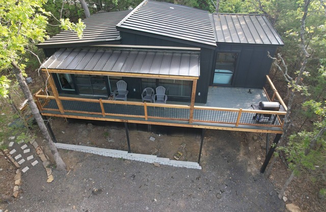 Charming cabin with AC and WiFi in delightful Cleveland