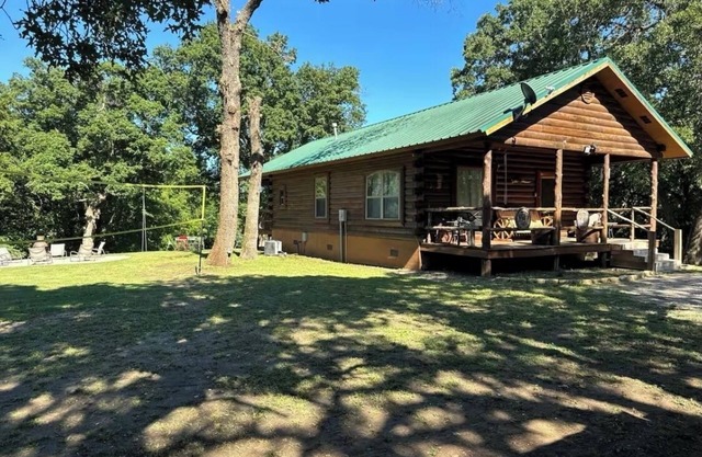 Charming Cabin with Hot Tub