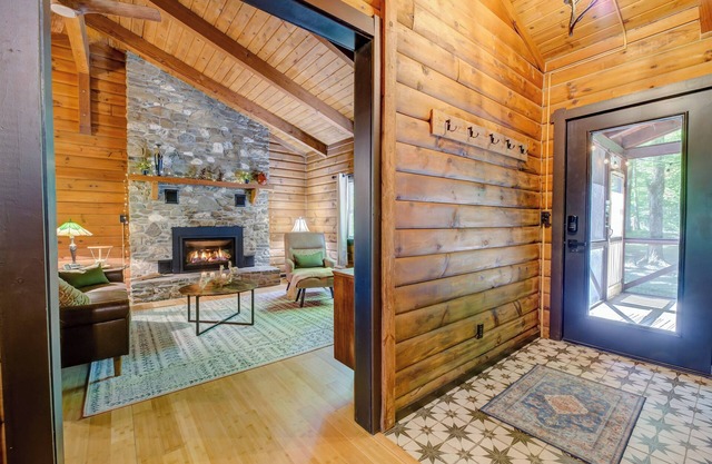 Charming cabin with WiFi nestled in serene Austerlitz near the Berkshires