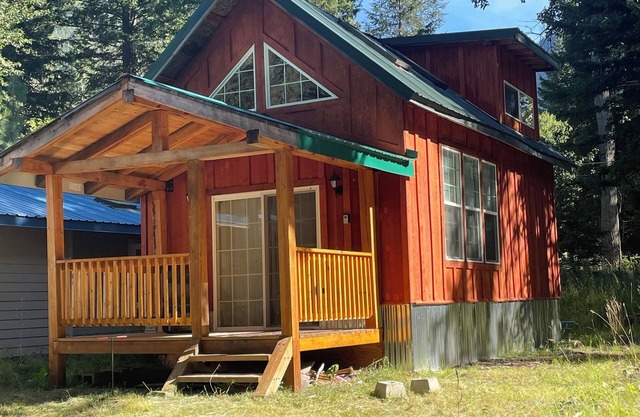 Charming cabin with WiFi and AC in serene Joseph