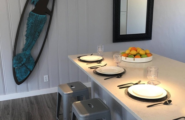 Charming, California Coastal neu renovierte Einheit 60 Schritte zum Sand
