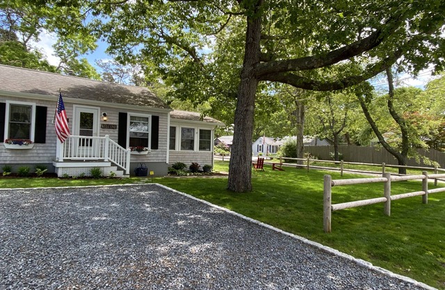 Charming Cape Cod Family Cottage - 5 min walk to beach! BRING FIDO!!
