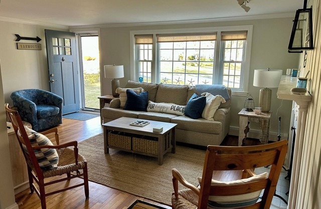 Charming Cape house - WiFi, AC, laundry, stunning patio - short walk to beach