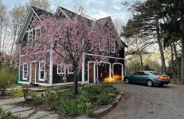 Charming Carriage House in Burlington STEPS away from UVM/UVM Medical Center