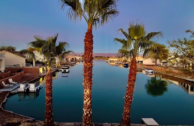 Charming Casita on a lake located near the Colorado River, private boat ramp