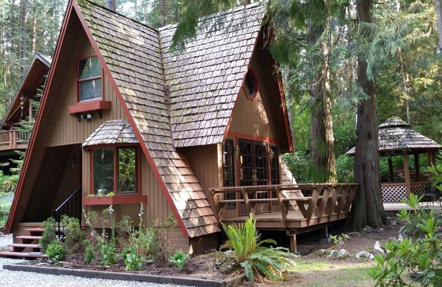 Charmantes Cedar Chalet mit eigenem Whirlpool und Feuerstelle