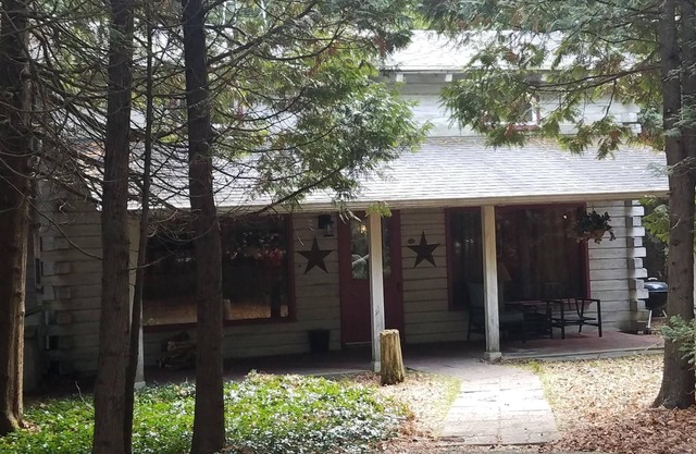 Charmantes Zedernholzhaus im Wald, Schritte von Rowley's Bay