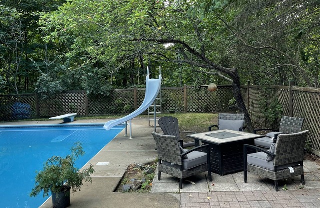 Charming 3 bedroom country home with pool and hot tub