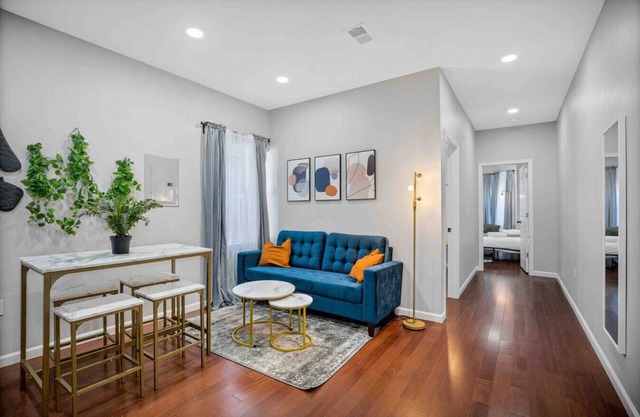 Charming Center City 2BR | Sleeps 8 people |
