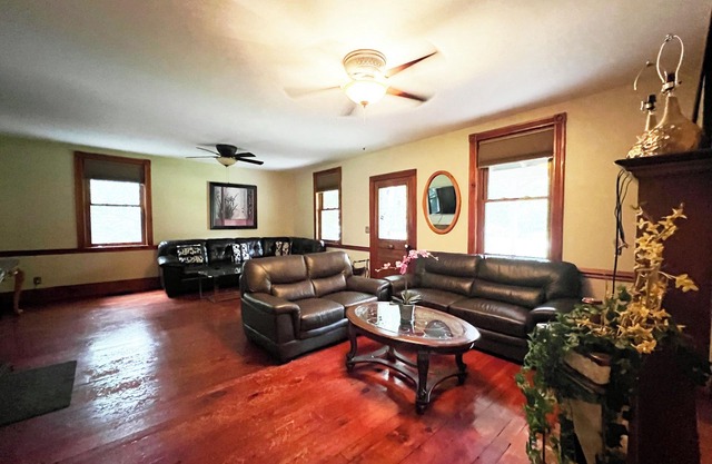 Charming century log home steps away from Lake & cross the park