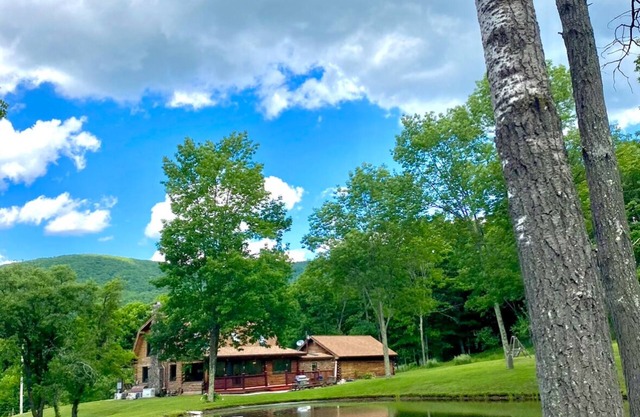 Charming chalet with 5 bedrooms and WiFi, fitness room in peaceful Roxbury