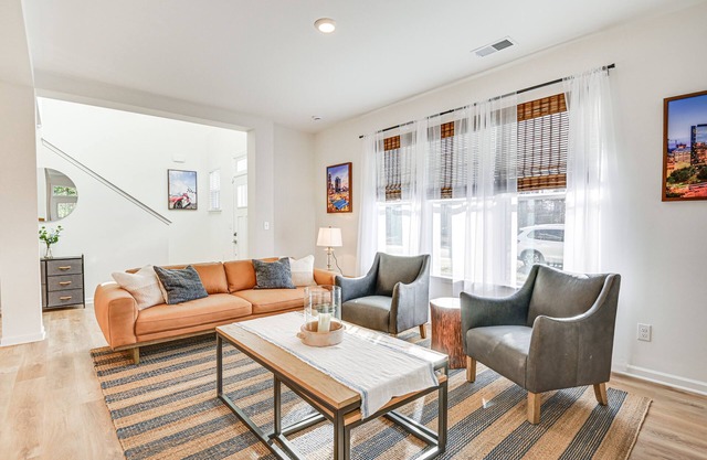 Charming Charlotte Townhome: 6 Mi to Downtown!