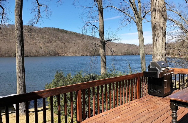 Chalet encantador y clásico LAKEFRONT: Vintage 3BR, 1BA y bellamente amueblado