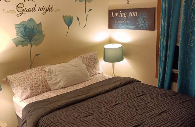 Charming -Clean-4-bedroom house with AC and WiFi in wonderful Springfield