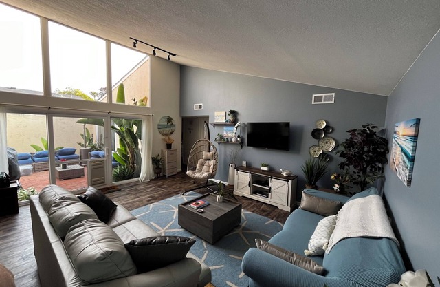 Perfect coastal getaway! 3 bed 2 bath with 3 private yards. Clean. Pet friendly.